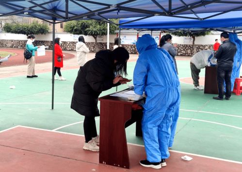 曲江楓灣鎮(zhèn)開展全員大規(guī)模新冠病毒核酸采集演練，運(yùn)動(dòng)場(chǎng)館高效服務(wù)顯擔(dān)當(dāng)